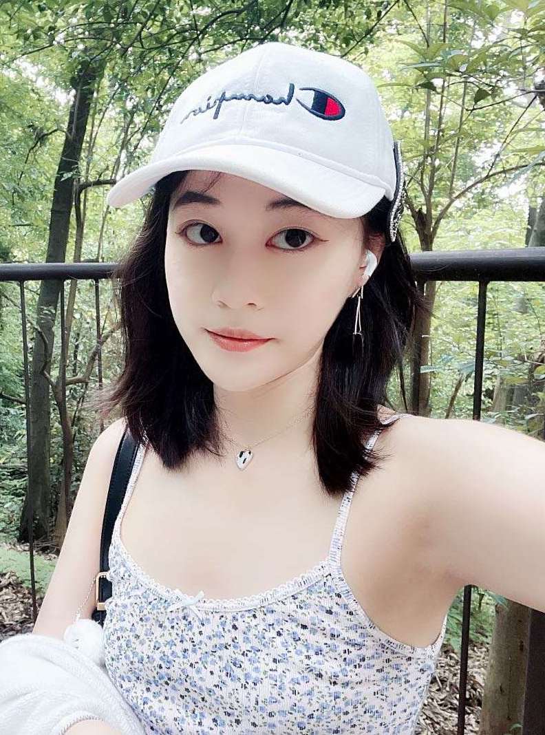 Headshot of Zoey (Yangzisu) Zhang.