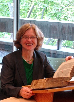 Headshot of Professor Lynne Magnusson.
